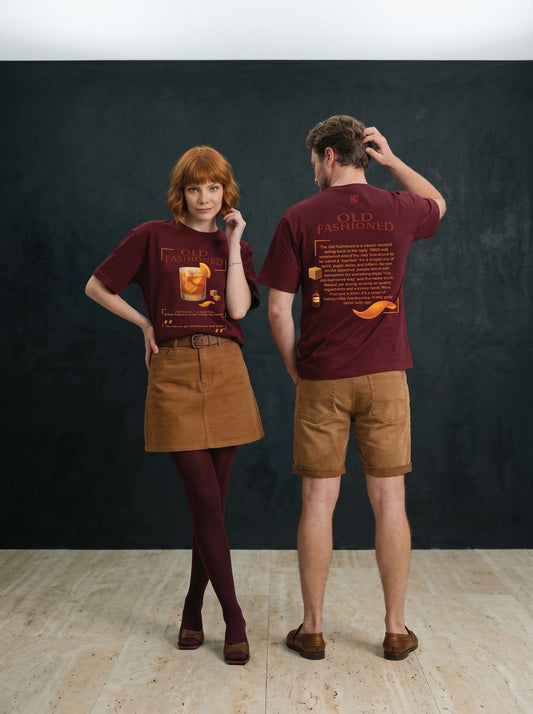 Mr.B Old Fashioned Tişörtü · Bordo · Lisa ve Nathan ürünü giyerken (kurgusal karakterler, görsel yapay zekâ ile üretildi)