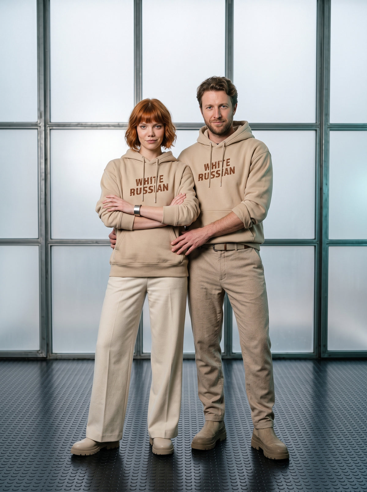 Mr.B White Russian Hoodie · Bej · Lisa ve Nathan ürünü giyerken (kurgusal karakterler, görsel yapay zekâ ile üretildi)