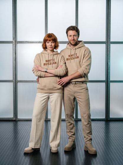Mr.B White Russian Hoodie · Bej · Lisa ve Nathan ürünü giyerken (kurgusal karakterler, görsel yapay zekâ ile üretildi)