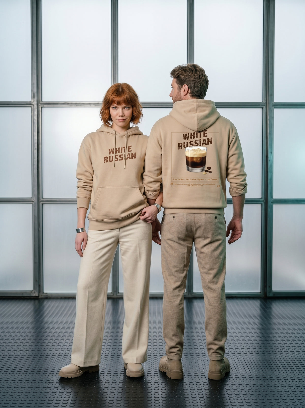 Mr.B White Russian Hoodie · Bej · Lisa ve Nathan ürünü giyerken (kurgusal karakterler, görsel yapay zekâ ile üretildi)
