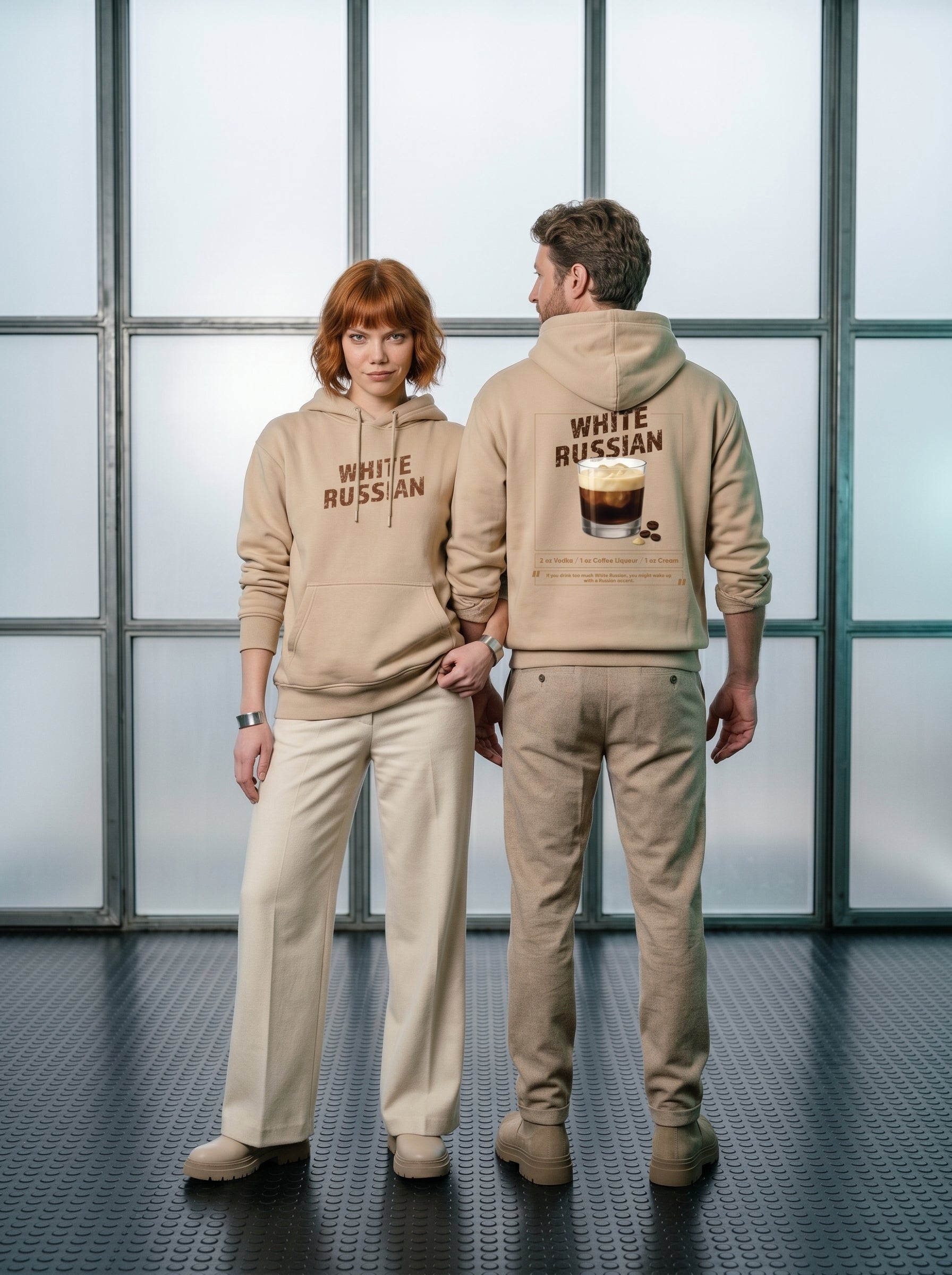 Mr.B White Russian Hoodie · Bej · Lisa ve Nathan ürünü giyerken (kurgusal karakterler, görsel yapay zekâ ile üretildi)