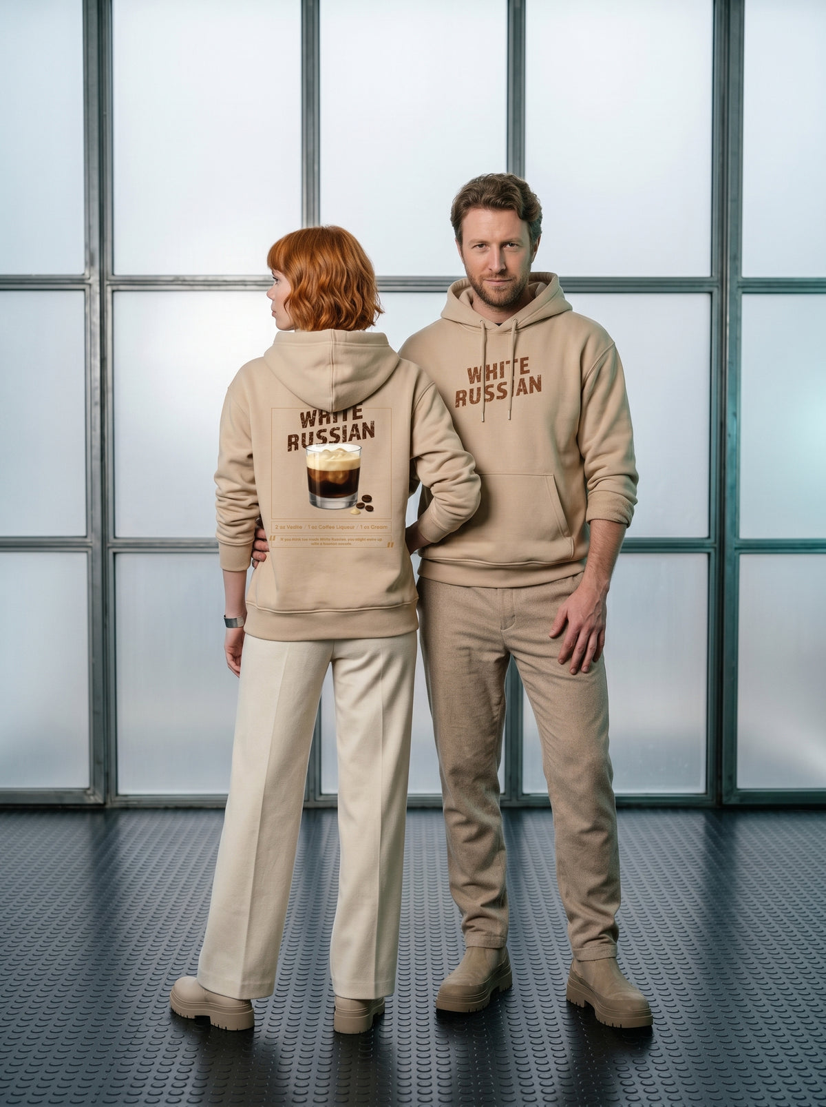 Mr.B White Russian Hoodie · Bej · Lisa ve Nathan ürünü giyerken (kurgusal karakterler, görsel yapay zekâ ile üretildi)