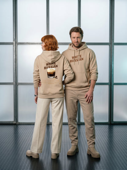 Mr.B White Russian Hoodie · Bej · Lisa ve Nathan ürünü giyerken (kurgusal karakterler, görsel yapay zekâ ile üretildi)
