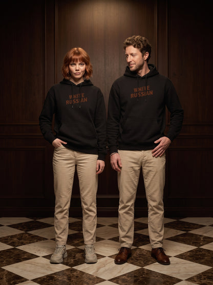 Mr.B White Russian Hoodie · Siyah · Lisa ve Nathan ürünü giyerken (kurgusal karakterler, görsel yapay zekâ ile üretildi)