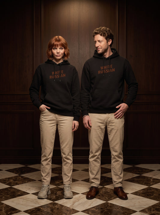 Mr.B White Russian Hoodie · Siyah · Lisa ve Nathan ürünü giyerken (kurgusal karakterler, görsel yapay zekâ ile üretildi)
