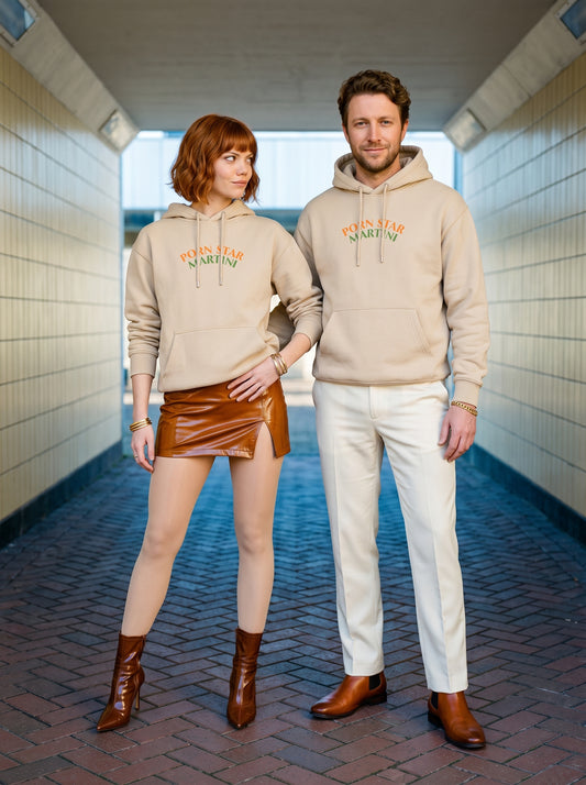 Mr.B Pornstar Martini Hoodie · Bej · Lisa ve Nathan ürünü giyerken (kurgusal karakterler, görsel yapay zekâ ile üretildi)