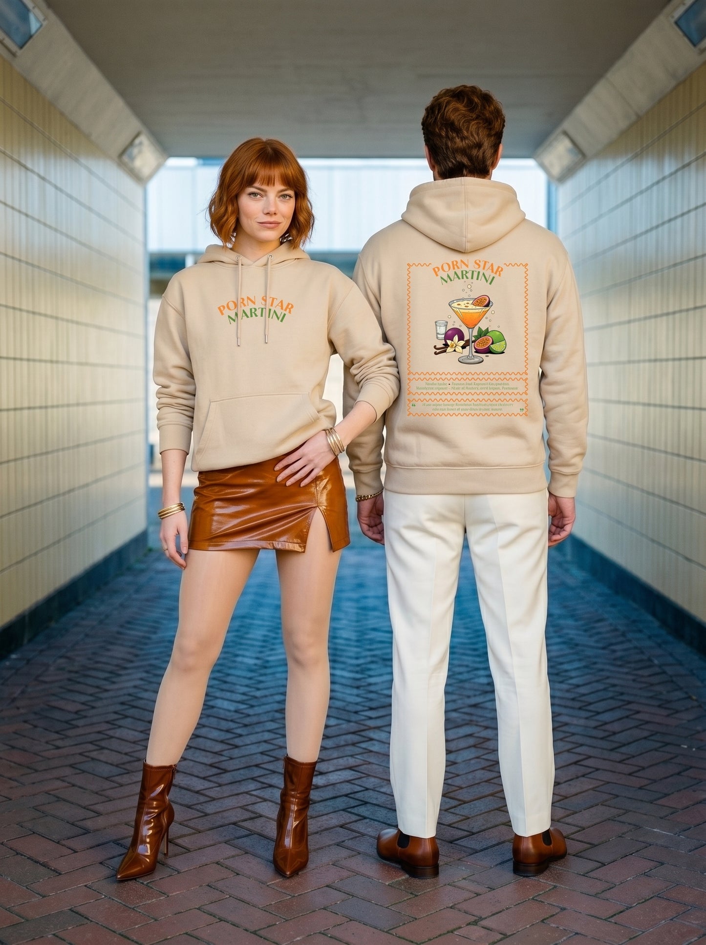 Mr.B Pornstar Martini Hoodie · Bej · Lisa ve Nathan ürünü giyerken (kurgusal karakterler, görsel yapay zekâ ile üretildi)
