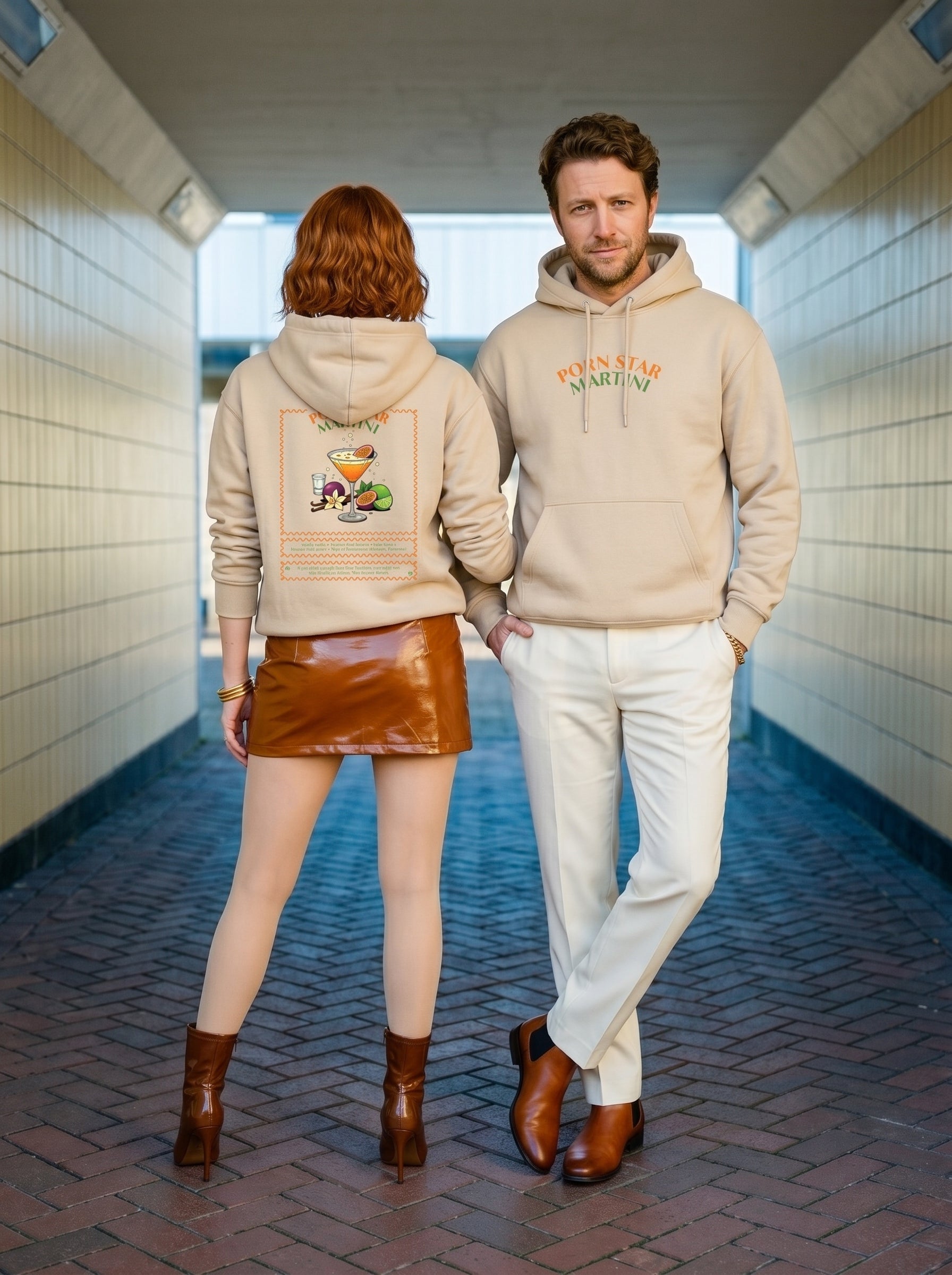 Mr.B Pornstar Martini Hoodie · Bej · Lisa ve Nathan ürünü giyerken (kurgusal karakterler, görsel yapay zekâ ile üretildi)