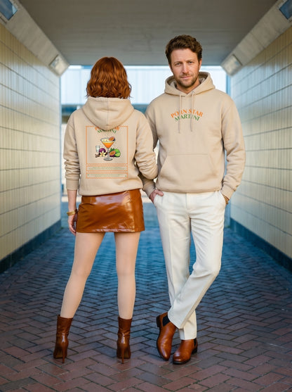 Mr.B Pornstar Martini Hoodie · Bej · Lisa ve Nathan ürünü giyerken (kurgusal karakterler, görsel yapay zekâ ile üretildi)