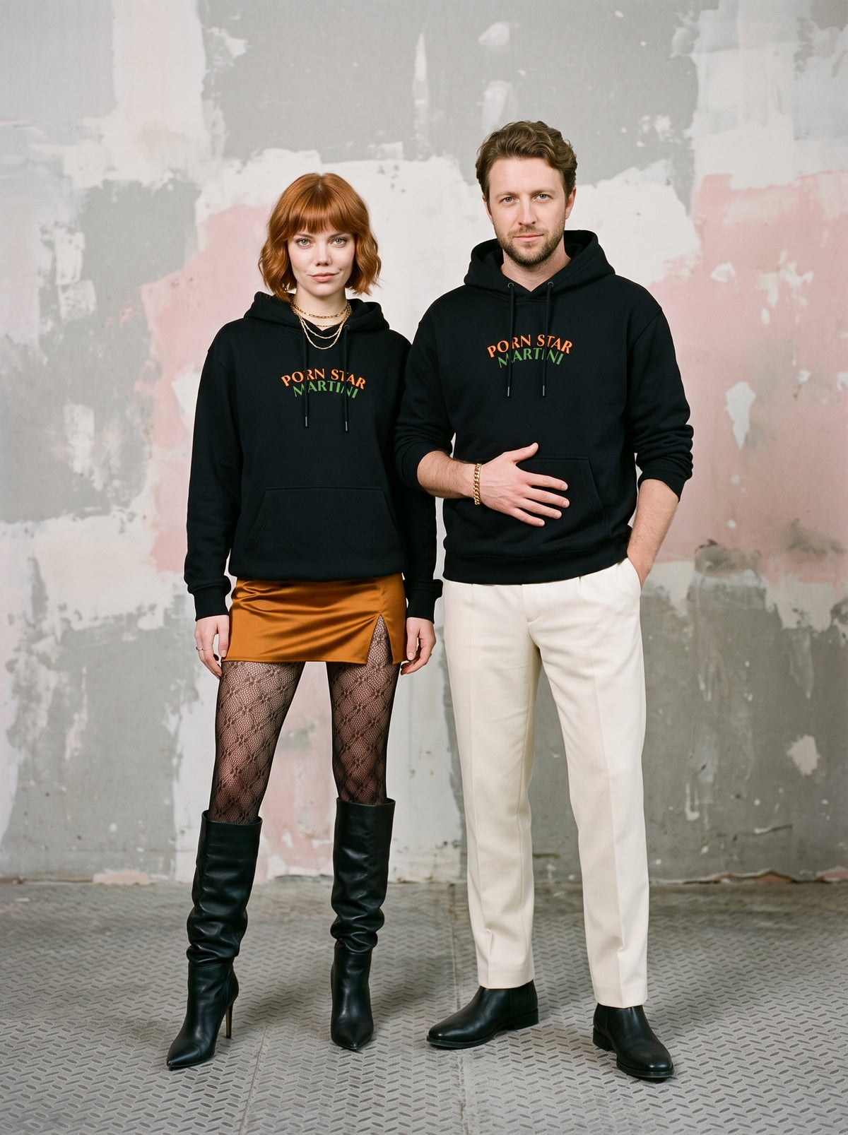 Mr.B Pornstar Martini Hoodie · Siyah · Lisa ve Nathan ürünü giyerken (kurgusal karakterler, görsel yapay zekâ ile üretildi)