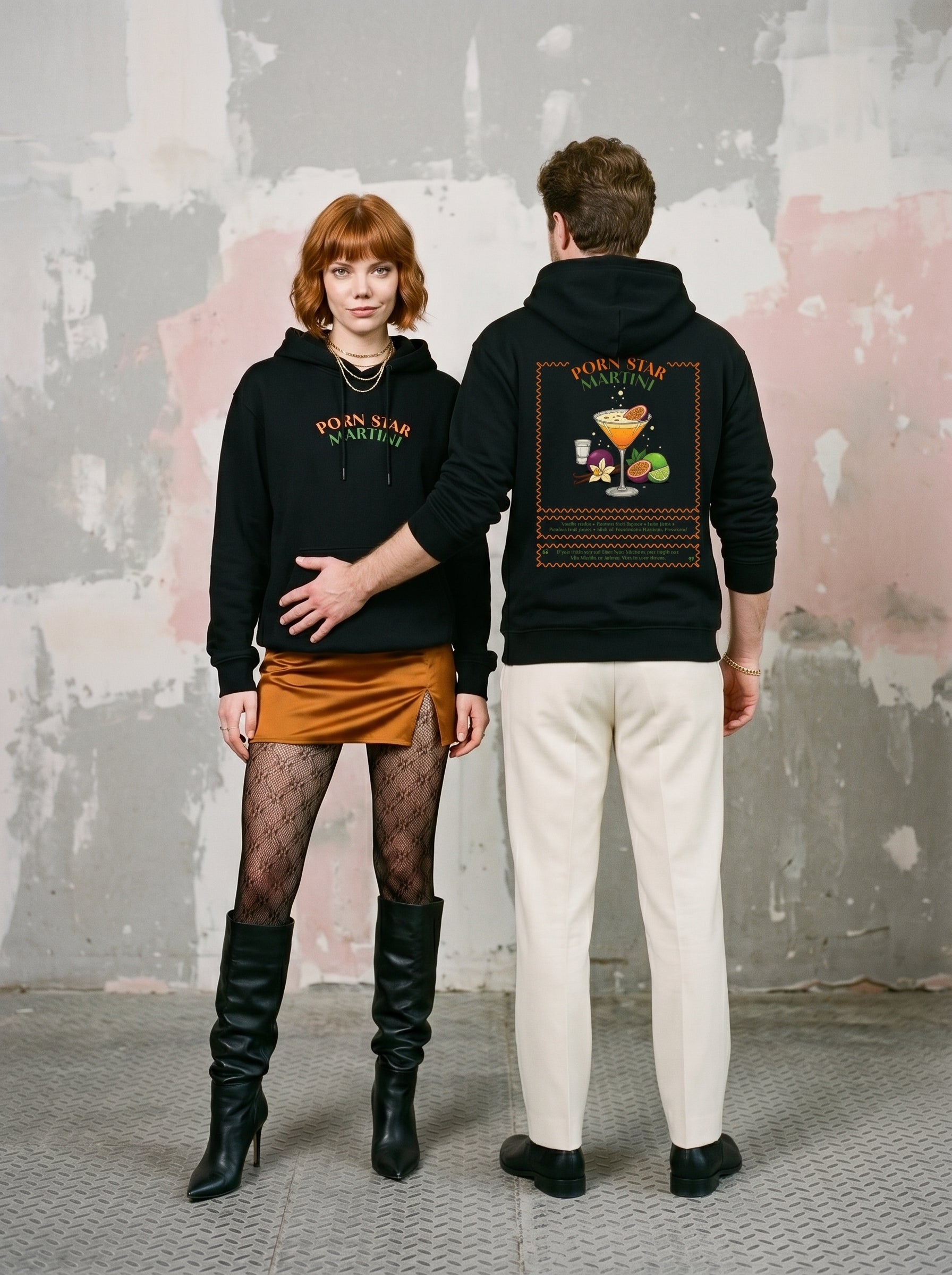 Mr.B Pornstar Martini Hoodie · Siyah · Lisa ve Nathan ürünü giyerken (kurgusal karakterler, görsel yapay zekâ ile üretildi)
