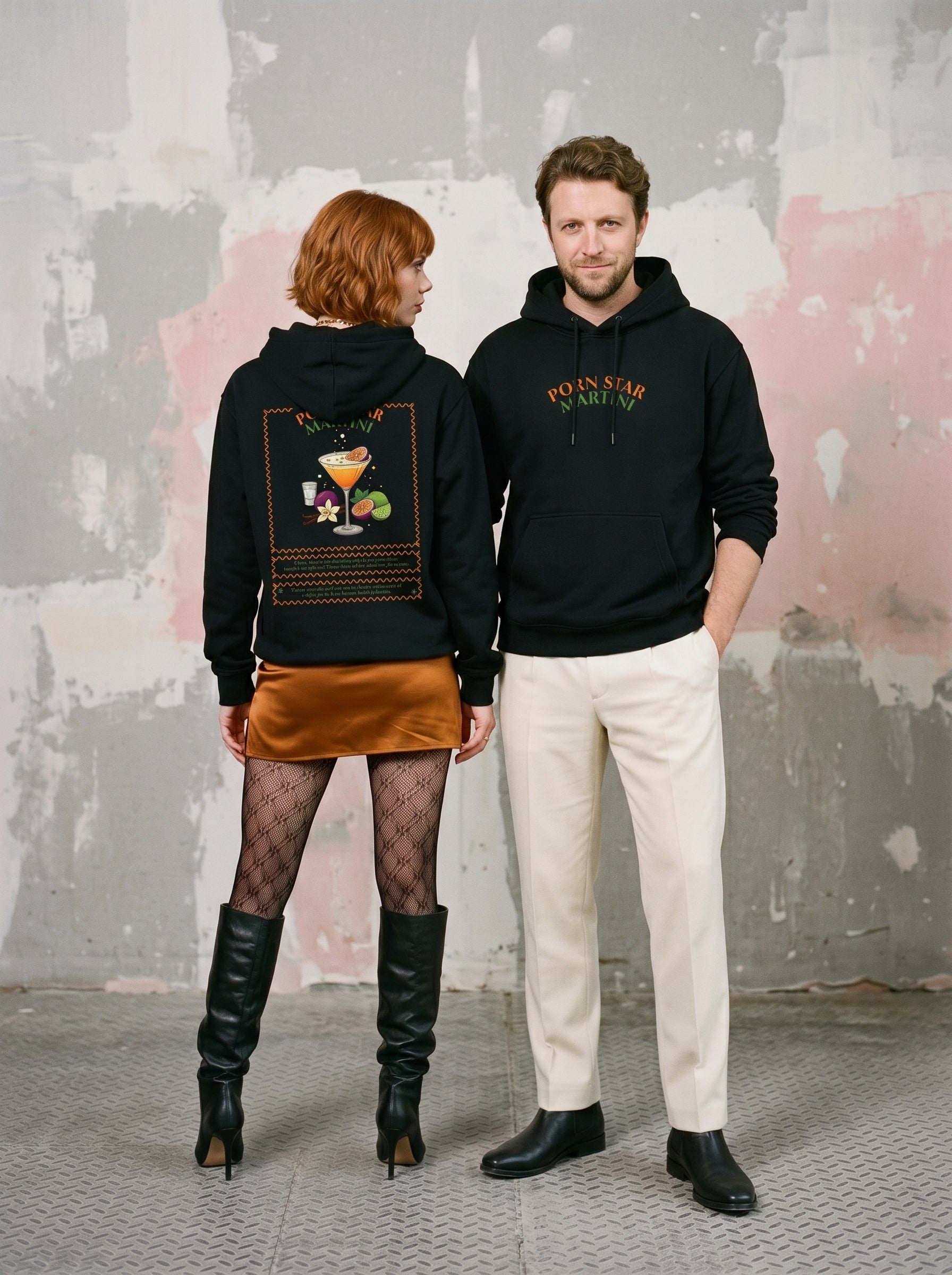 Mr.B Pornstar Martini Hoodie · Siyah · Lisa ve Nathan ürünü giyerken (kurgusal karakterler, görsel yapay zekâ ile üretildi)
