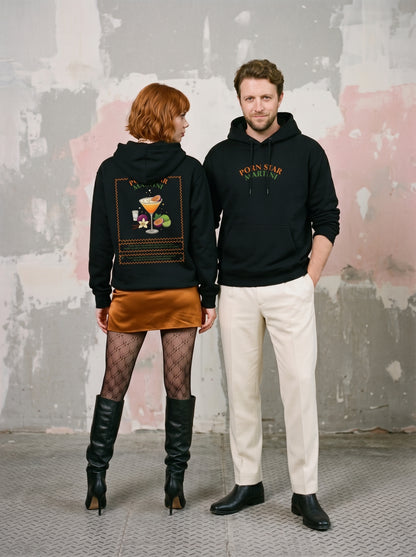 Mr.B Pornstar Martini Hoodie · Siyah · Lisa ve Nathan ürünü giyerken (kurgusal karakterler, görsel yapay zekâ ile üretildi)