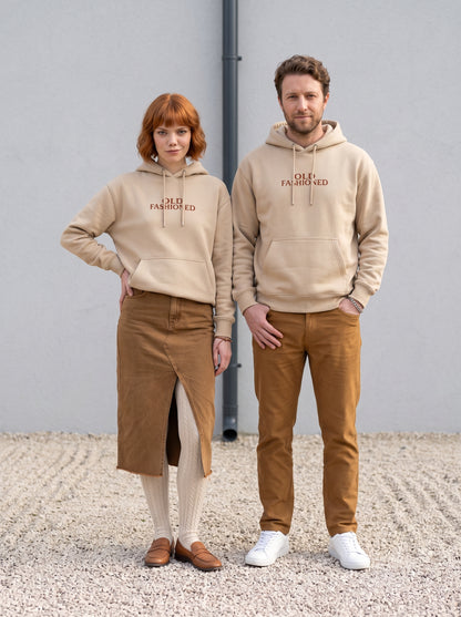 Mr.B Old Fashioned Hoodie · Bej · Lisa ve Nathan ürünü giyerken (kurgusal karakterler, görsel yapay zekâ ile üretildi)