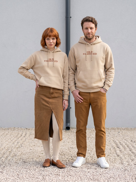 Mr.B Old Fashioned Hoodie · Bej · Lisa ve Nathan ürünü giyerken (kurgusal karakterler, görsel yapay zekâ ile üretildi)