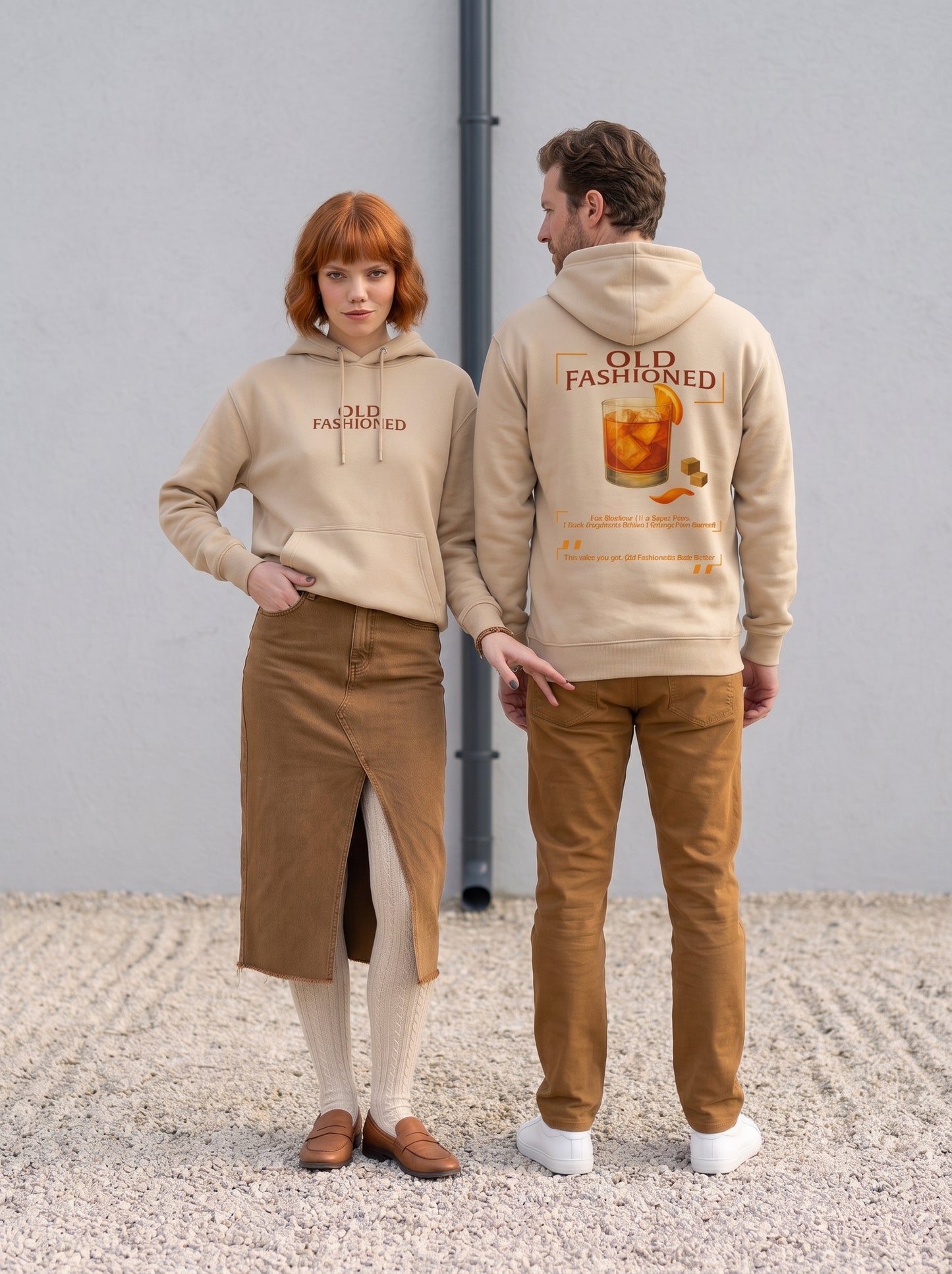 Mr.B Old Fashioned Hoodie · Bej · Lisa ve Nathan ürünü giyerken (kurgusal karakterler, görsel yapay zekâ ile üretildi)