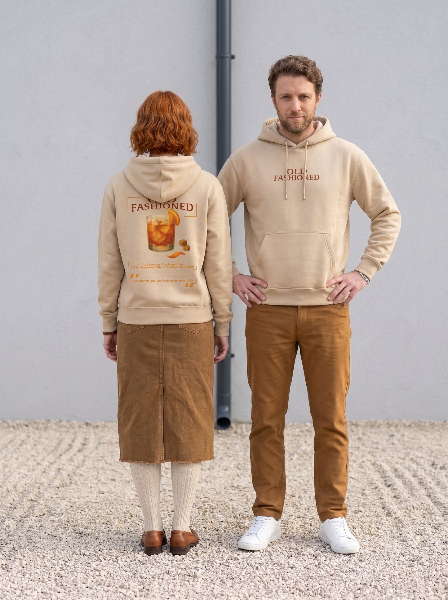 Mr.B Old Fashioned Hoodie · Bej · Lisa ve Nathan ürünü giyerken (kurgusal karakterler, görsel yapay zekâ ile üretildi)