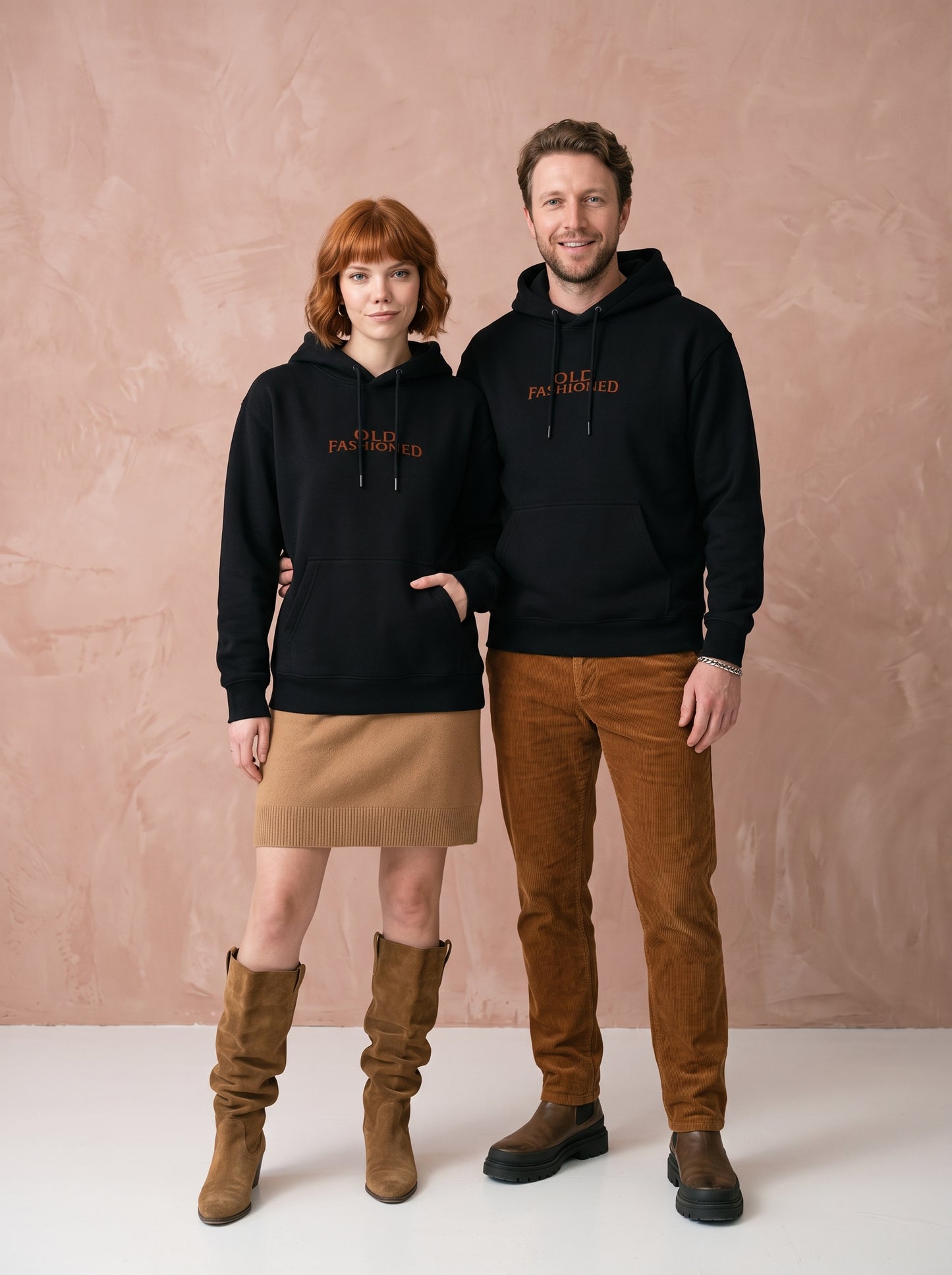 Mr.B Old Fashioned Hoodie · Siyah · Lisa ve Nathan ürünü giyerken (kurgusal karakterler, görsel yapay zekâ ile üretildi)