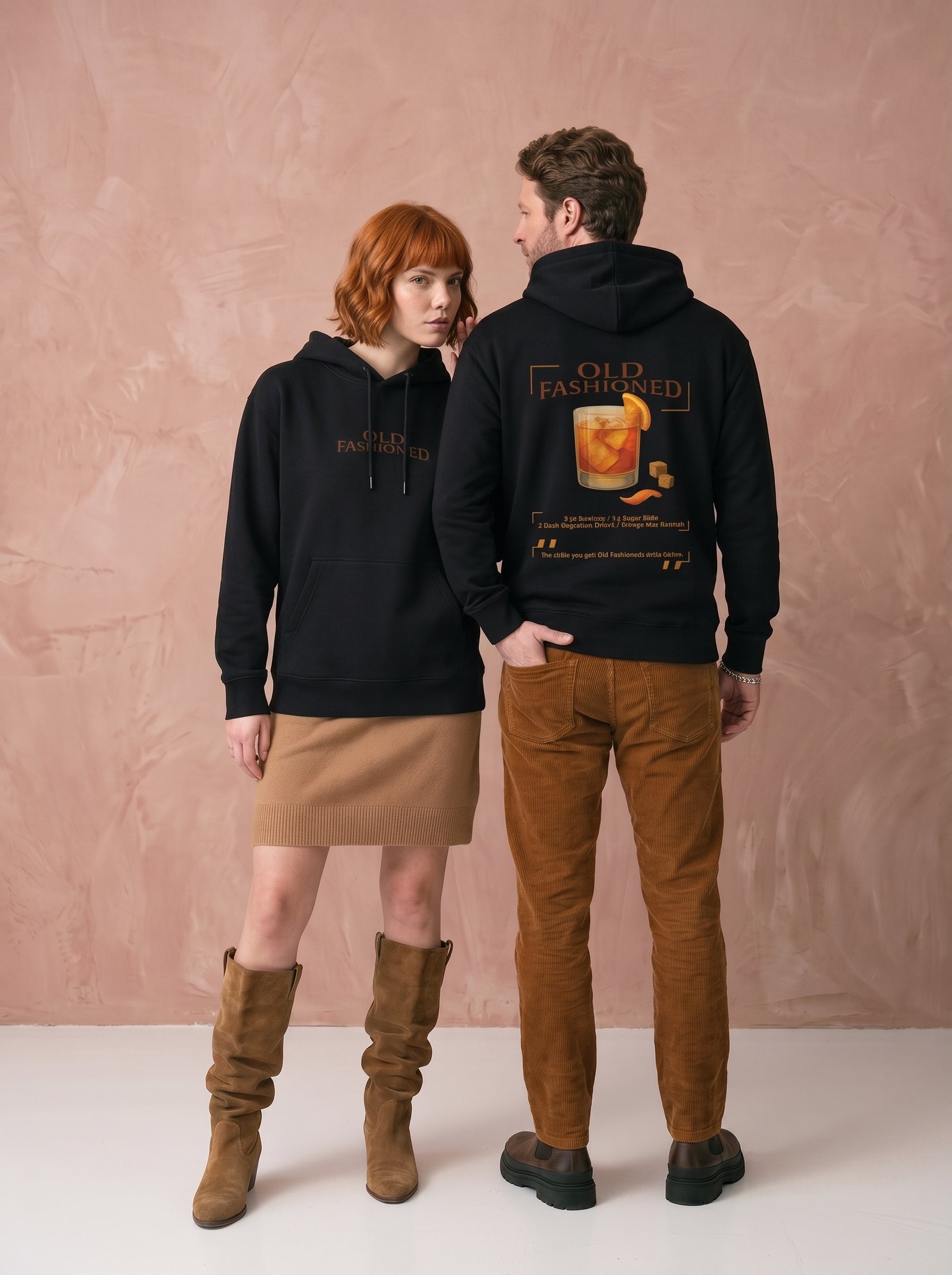 Mr.B Old Fashioned Hoodie · Siyah · Lisa ve Nathan ürünü giyerken (kurgusal karakterler, görsel yapay zekâ ile üretildi)