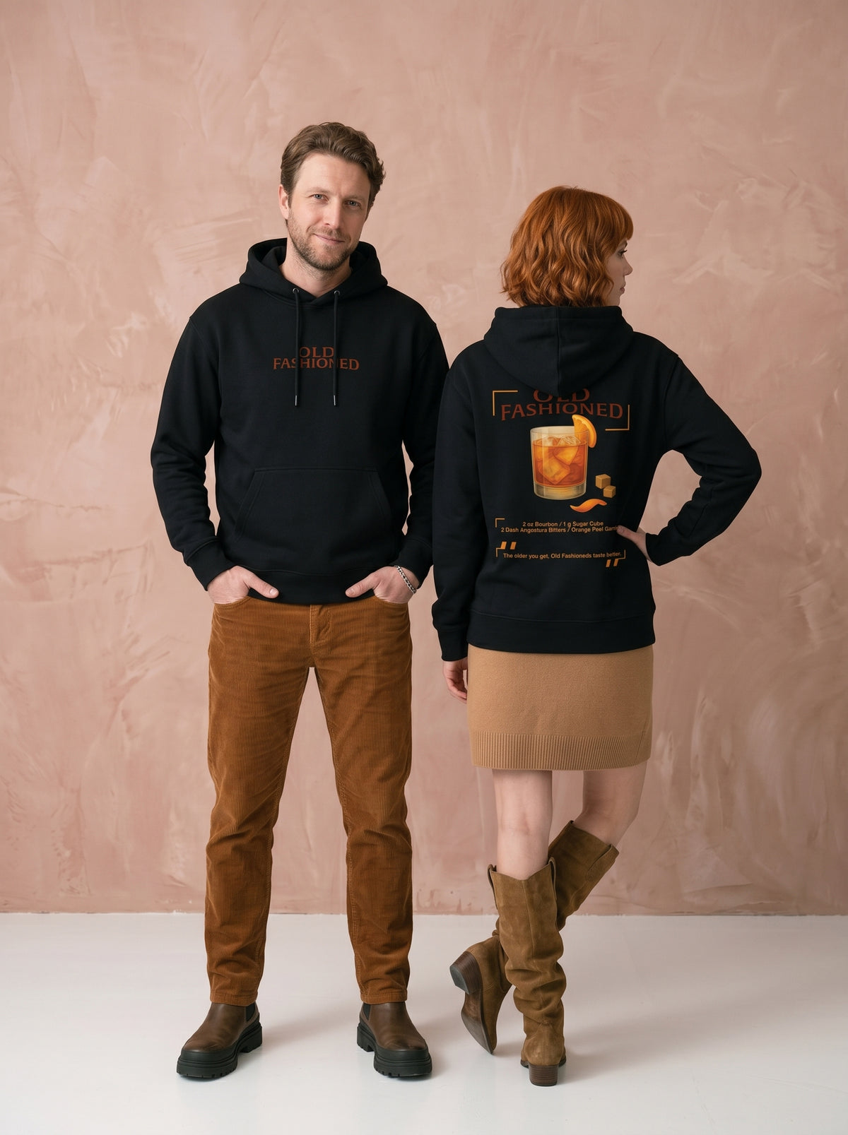 Mr.B Old Fashioned Hoodie · Siyah · Lisa ve Nathan ürünü giyerken (kurgusal karakterler, görsel yapay zekâ ile üretildi)