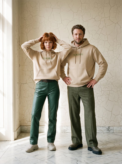Mr.B Margarita Hoodie · Bej · Lisa ve Nathan ürünü giyerken (kurgusal karakterler, görsel yapay zekâ ile üretildi)
