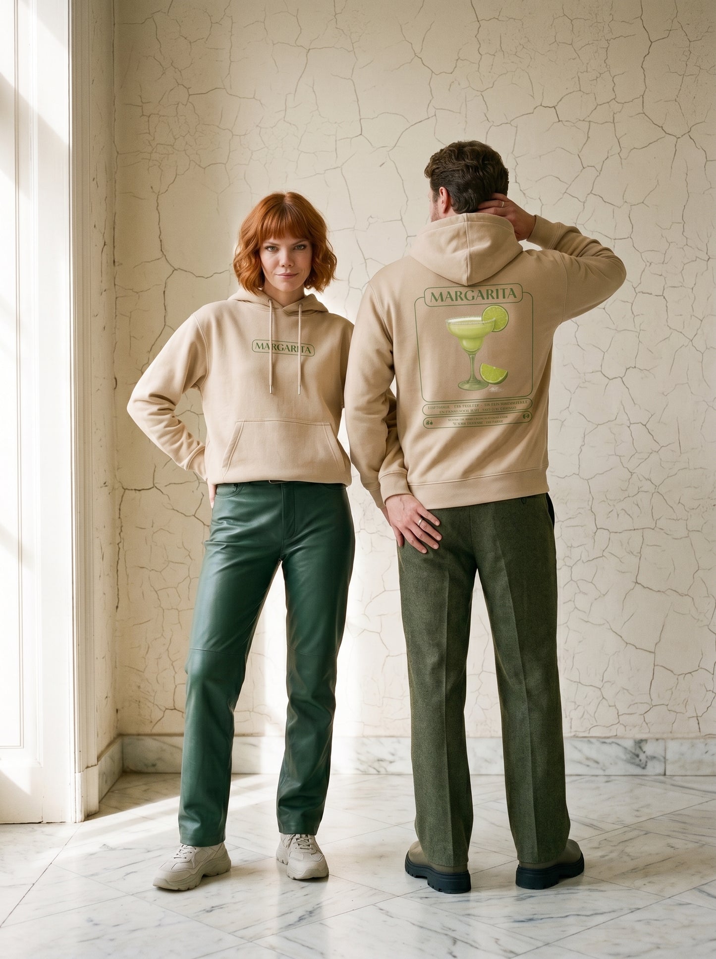 Mr.B Margarita Hoodie · Bej · Lisa ve Nathan ürünü giyerken (kurgusal karakterler, görsel yapay zekâ ile üretildi)