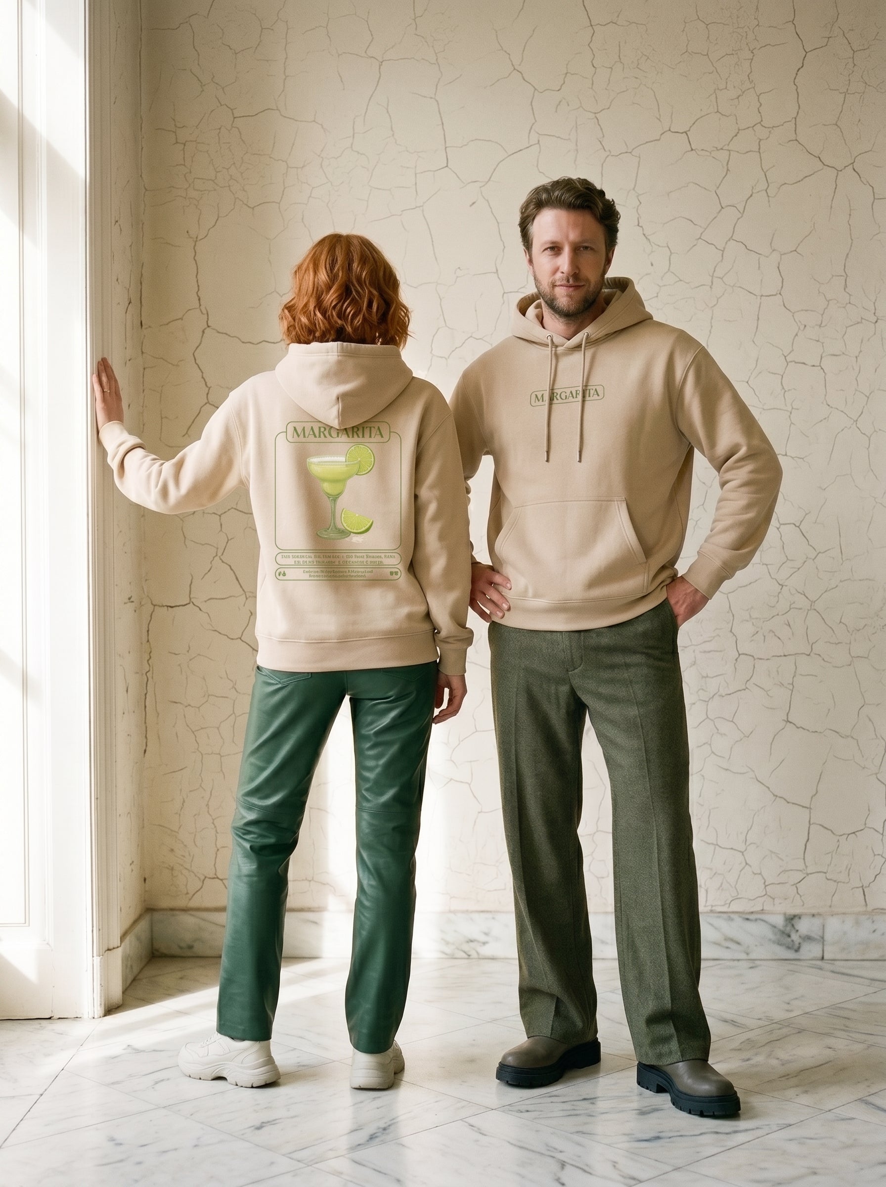 Mr.B Margarita Hoodie · Bej · Lisa ve Nathan ürünü giyerken (kurgusal karakterler, görsel yapay zekâ ile üretildi)
