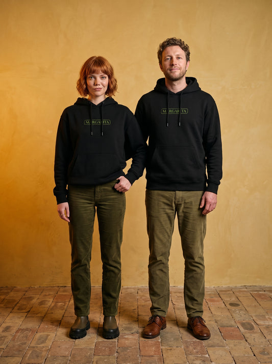 Mr.B Margarita Hoodie · Siyah · Lisa ve Nathan ürünü giyerken (kurgusal karakterler, görsel yapay zekâ ile üretildi)