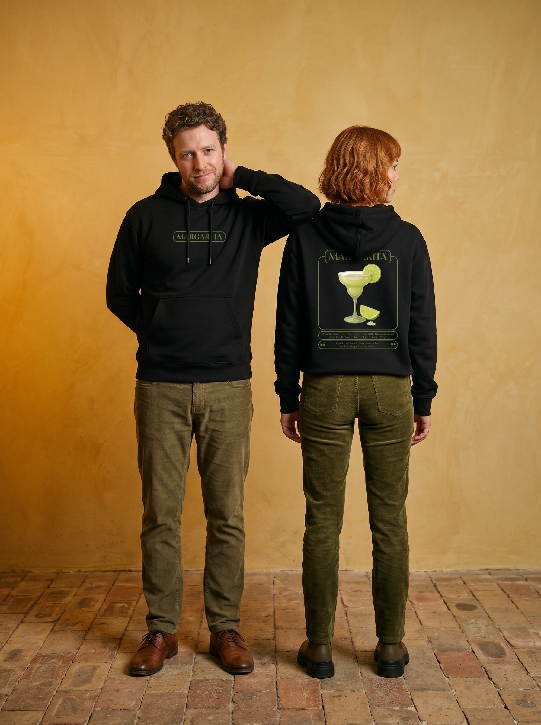 Mr.B Margarita Hoodie · Siyah · Lisa ve Nathan ürünü giyerken (kurgusal karakterler, görsel yapay zekâ ile üretildi)