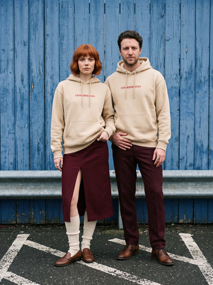 Mr.B Cosmopolitan Hoodie · Bej · Lisa ve Nathan ürünü giyerken (kurgusal karakterler, görsel yapay zekâ ile üretildi)
