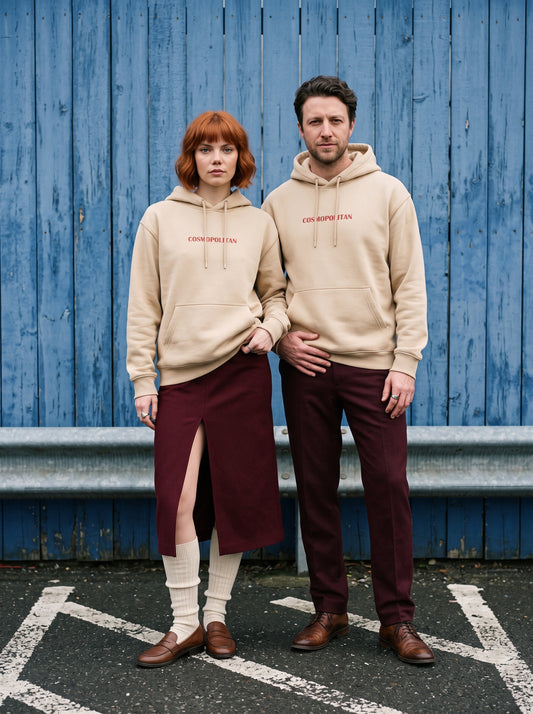 Mr.B Cosmopolitan Hoodie · Bej · Lisa ve Nathan ürünü giyerken (kurgusal karakterler, görsel yapay zekâ ile üretildi)