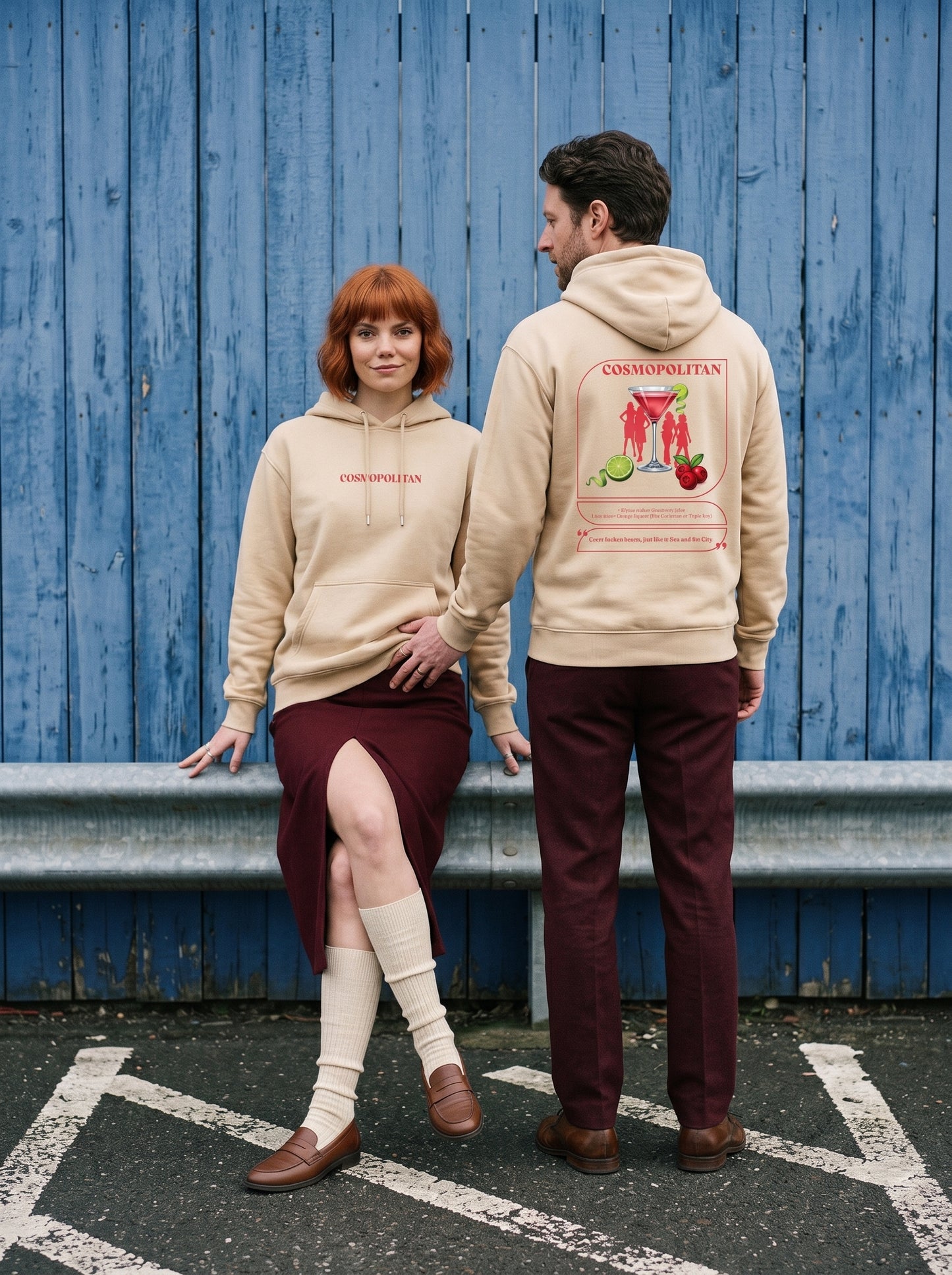 Mr.B Cosmopolitan Hoodie · Bej · Lisa ve Nathan ürünü giyerken (kurgusal karakterler, görsel yapay zekâ ile üretildi)