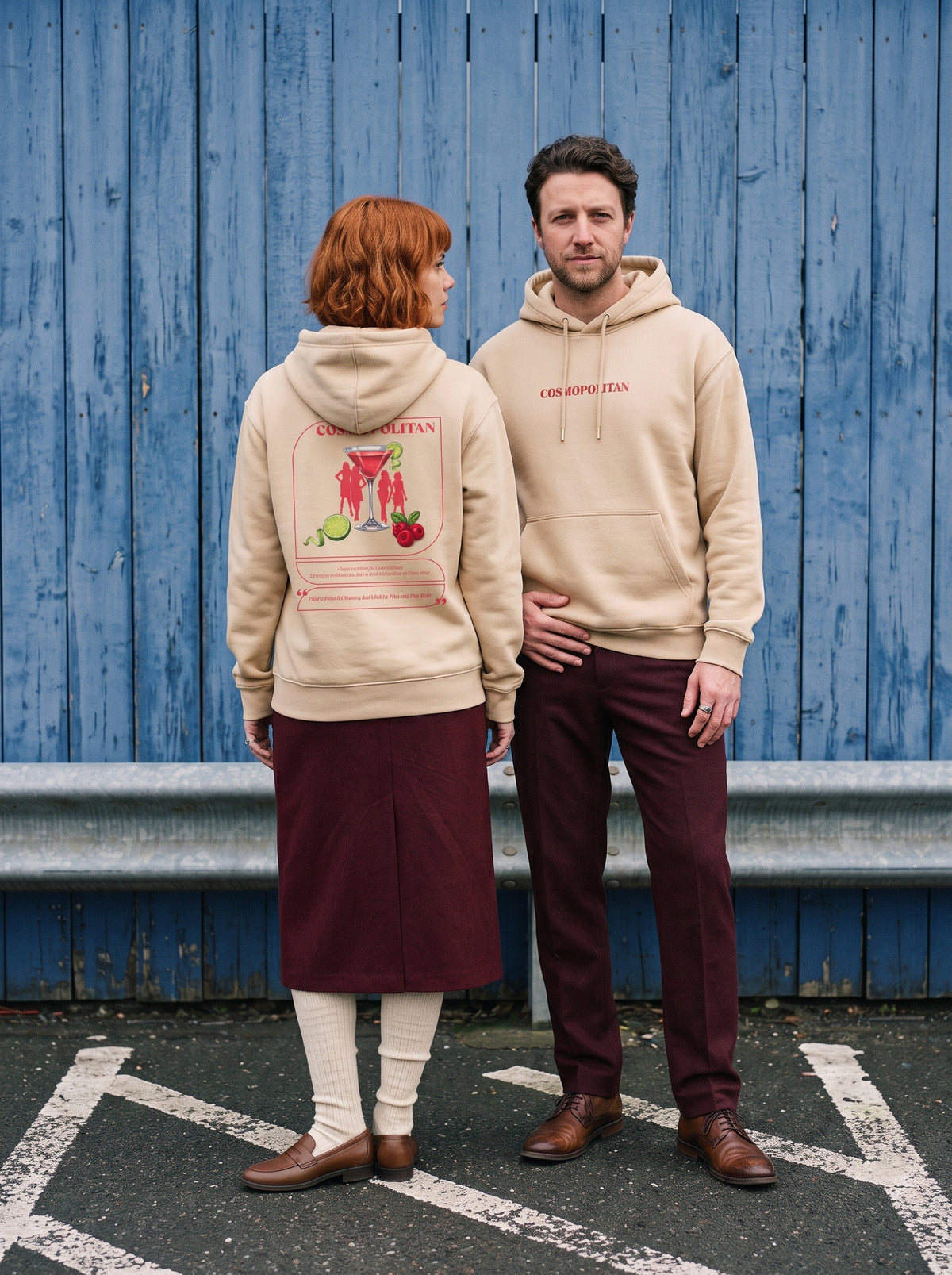 Mr.B Cosmopolitan Hoodie · Bej · Lisa ve Nathan ürünü giyerken (kurgusal karakterler, görsel yapay zekâ ile üretildi)