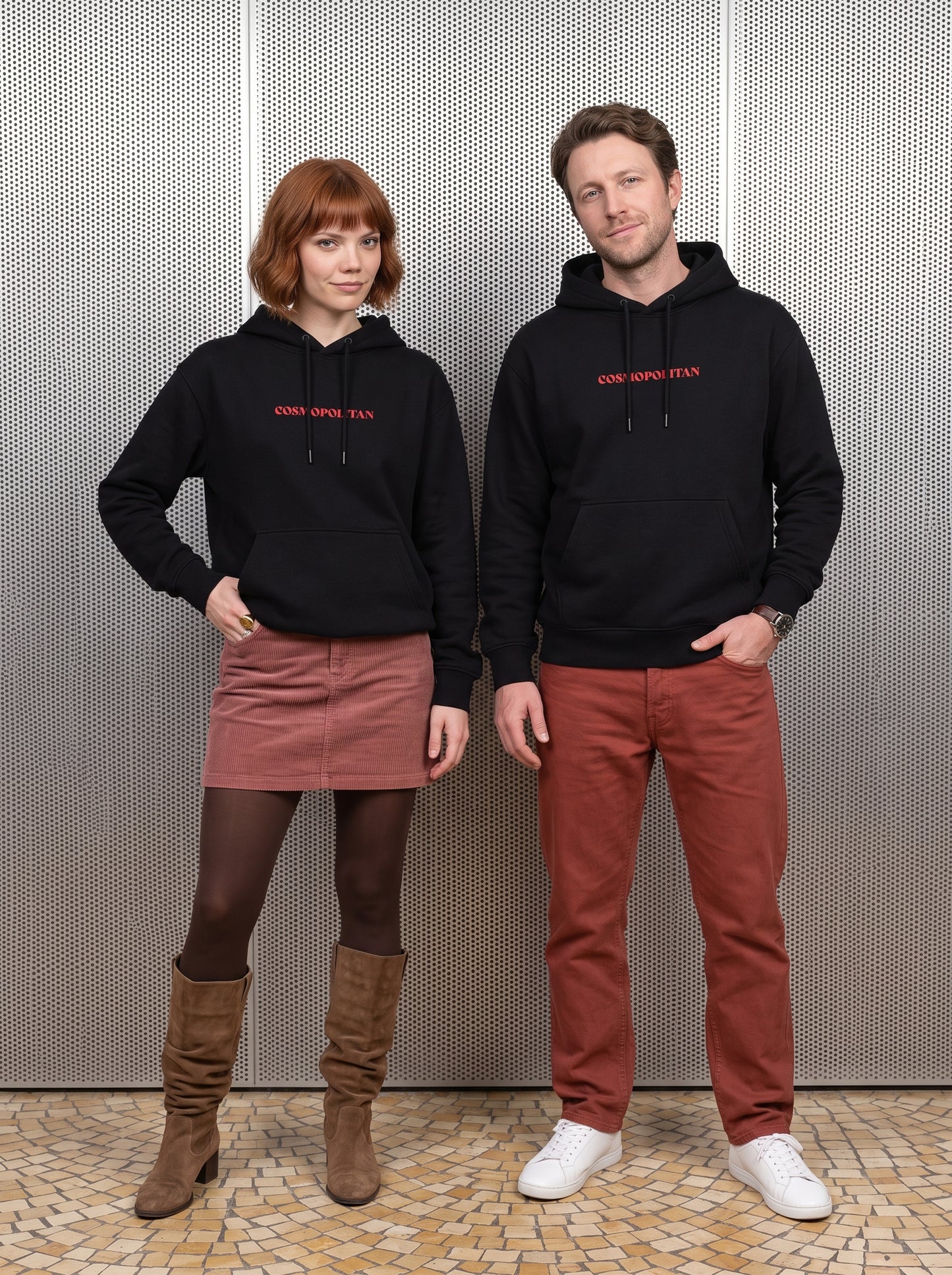 Mr.B Cosmopolitan Hoodie · Siyah · Lisa ve Nathan ürünü giyerken (kurgusal karakterler, görsel yapay zekâ ile üretildi)
