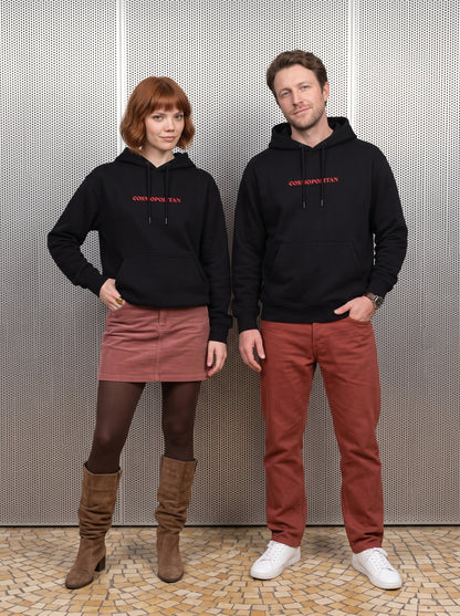 Mr.B Cosmopolitan Hoodie · Siyah · Lisa ve Nathan ürünü giyerken (kurgusal karakterler, görsel yapay zekâ ile üretildi)