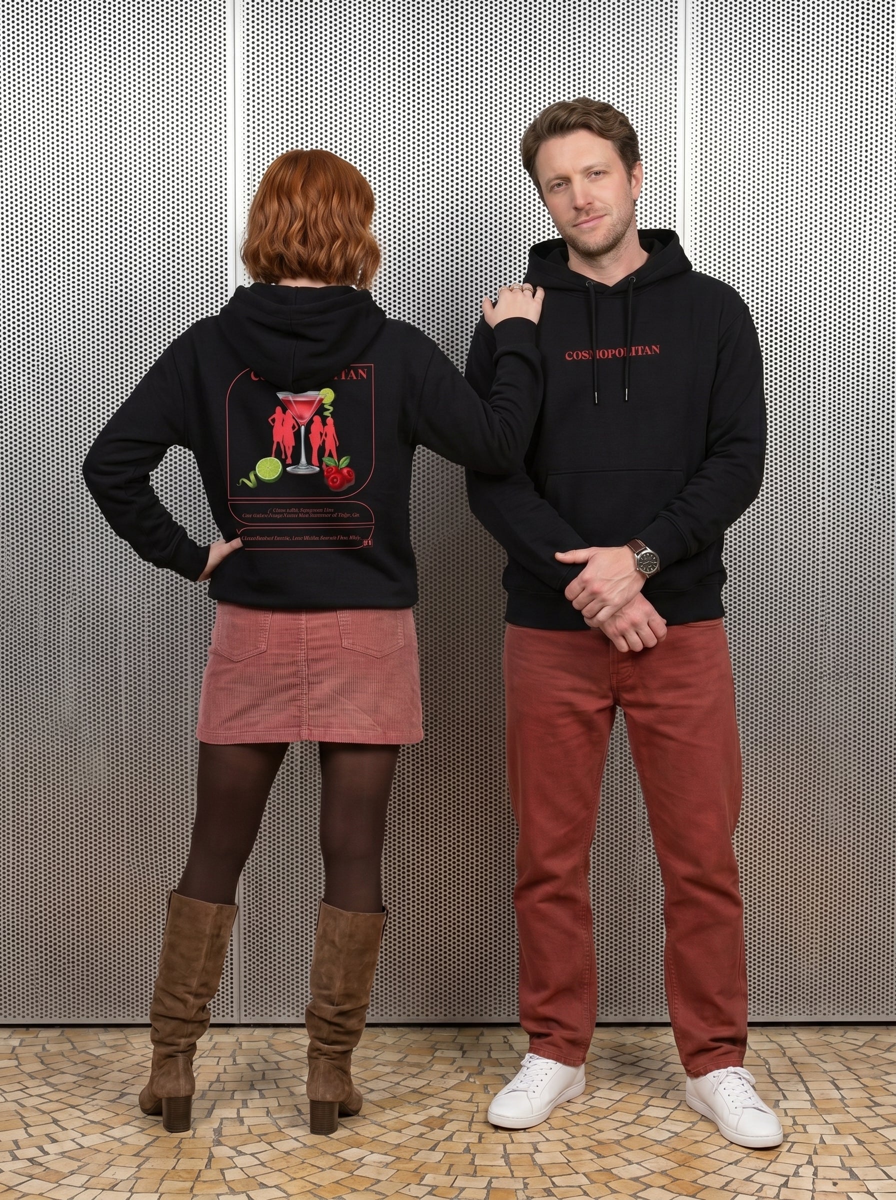 Mr.B Cosmopolitan Hoodie · Siyah · Lisa ve Nathan ürünü giyerken (kurgusal karakterler, görsel yapay zekâ ile üretildi)