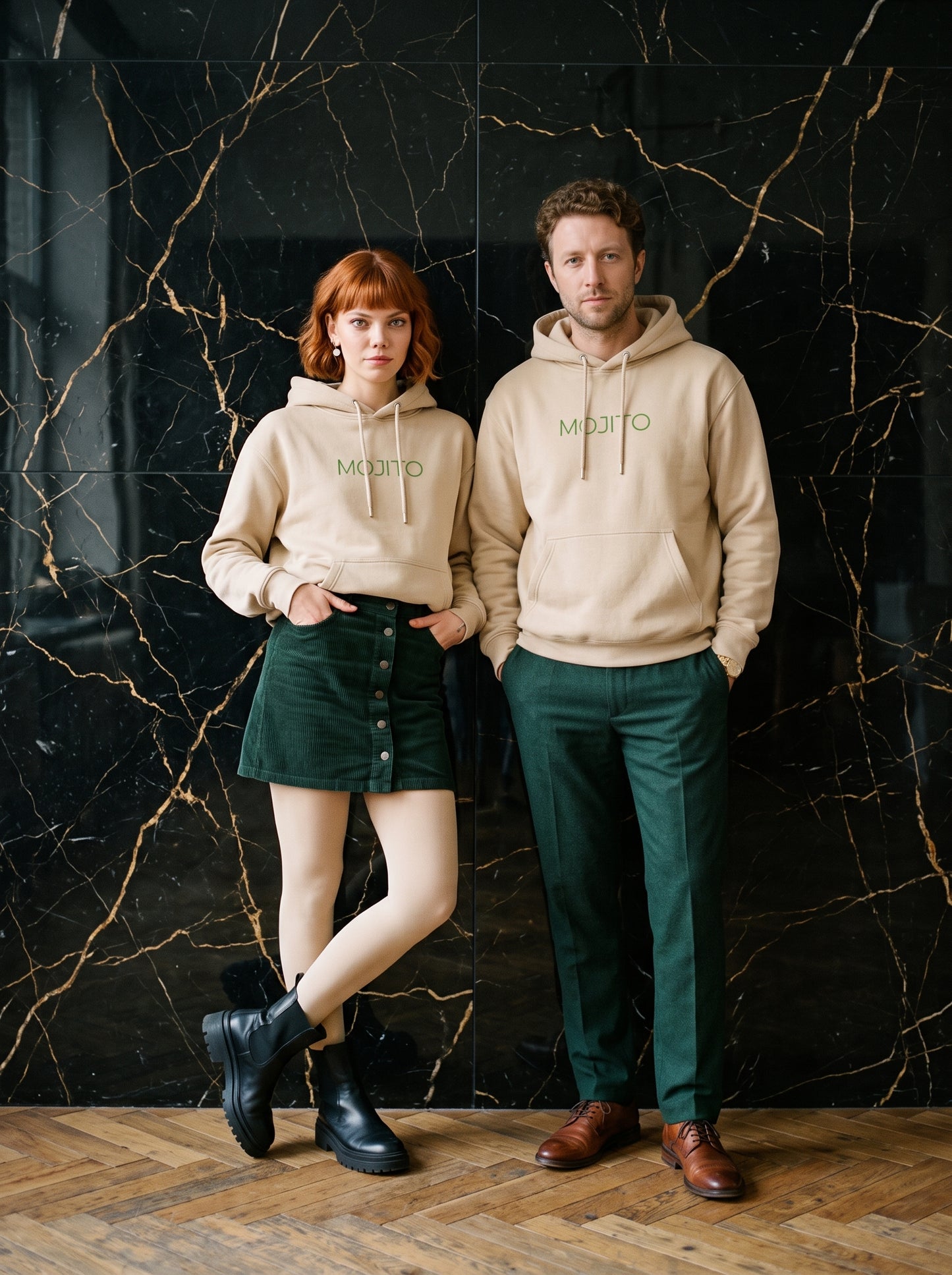 Mr.B Mojito Hoodie · Bej · Lisa ve Nathan ürünü giyerken (kurgusal karakterler, görsel yapay zekâ ile üretildi)