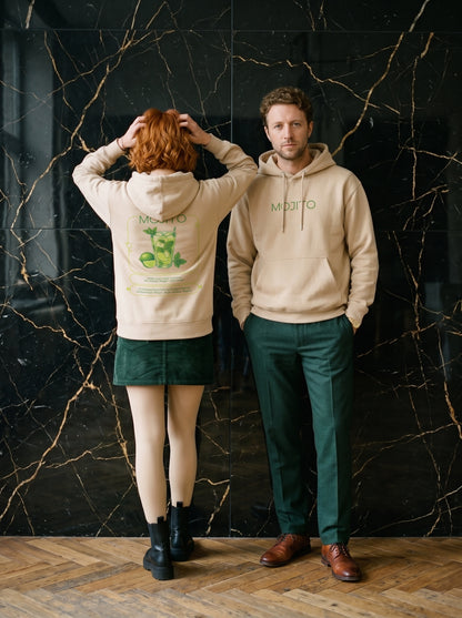 Mr.B Mojito Hoodie · Bej · Lisa ve Nathan ürünü giyerken (kurgusal karakterler, görsel yapay zekâ ile üretildi)