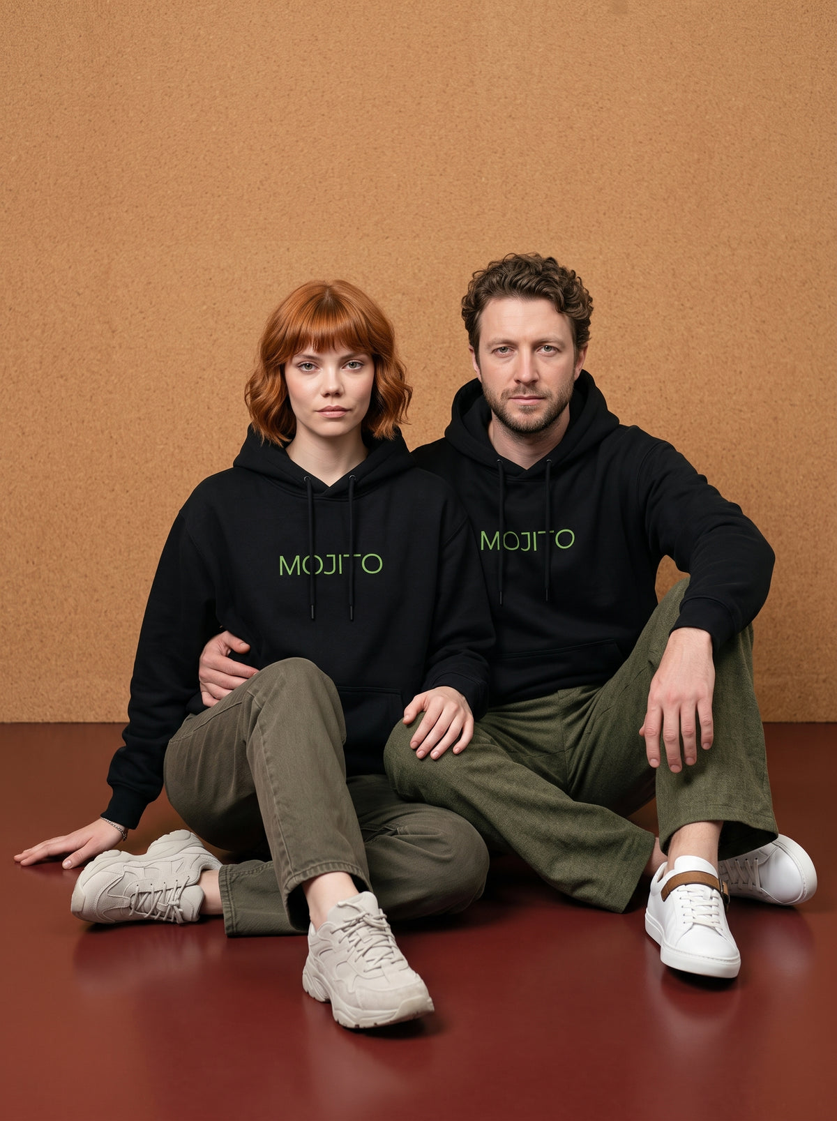 Mr.B Mojito Hoodie · Siyah · Lisa ve Nathan ürünü giyerken (kurgusal karakterler, görsel yapay zekâ ile üretildi)