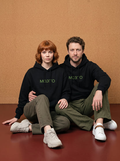 Mr.B Mojito Hoodie · Siyah · Lisa ve Nathan ürünü giyerken (kurgusal karakterler, görsel yapay zekâ ile üretildi)
