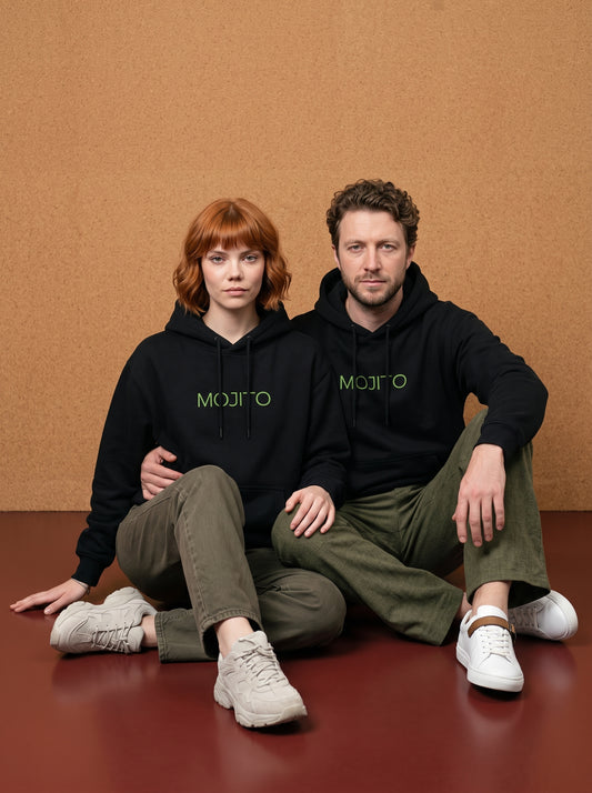 Mr.B Mojito Hoodie · Siyah · Lisa ve Nathan ürünü giyerken (kurgusal karakterler, görsel yapay zekâ ile üretildi)