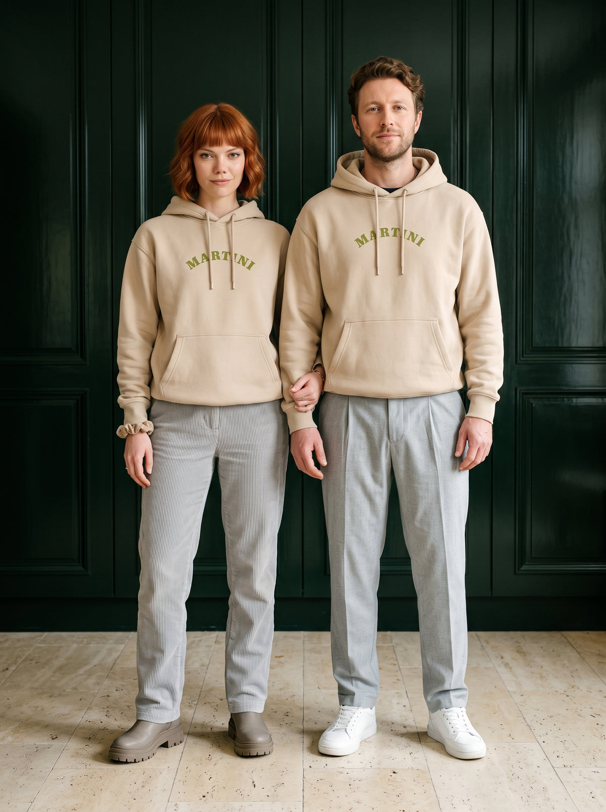 Mr.B Martini Hoodie · Bej · Lisa ve Nathan ürünü giyerken (kurgusal karakterler, görsel yapay zekâ ile üretildi)