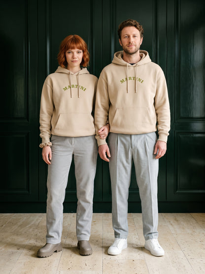 Mr.B Martini Hoodie · Bej · Lisa ve Nathan ürünü giyerken (kurgusal karakterler, görsel yapay zekâ ile üretildi)