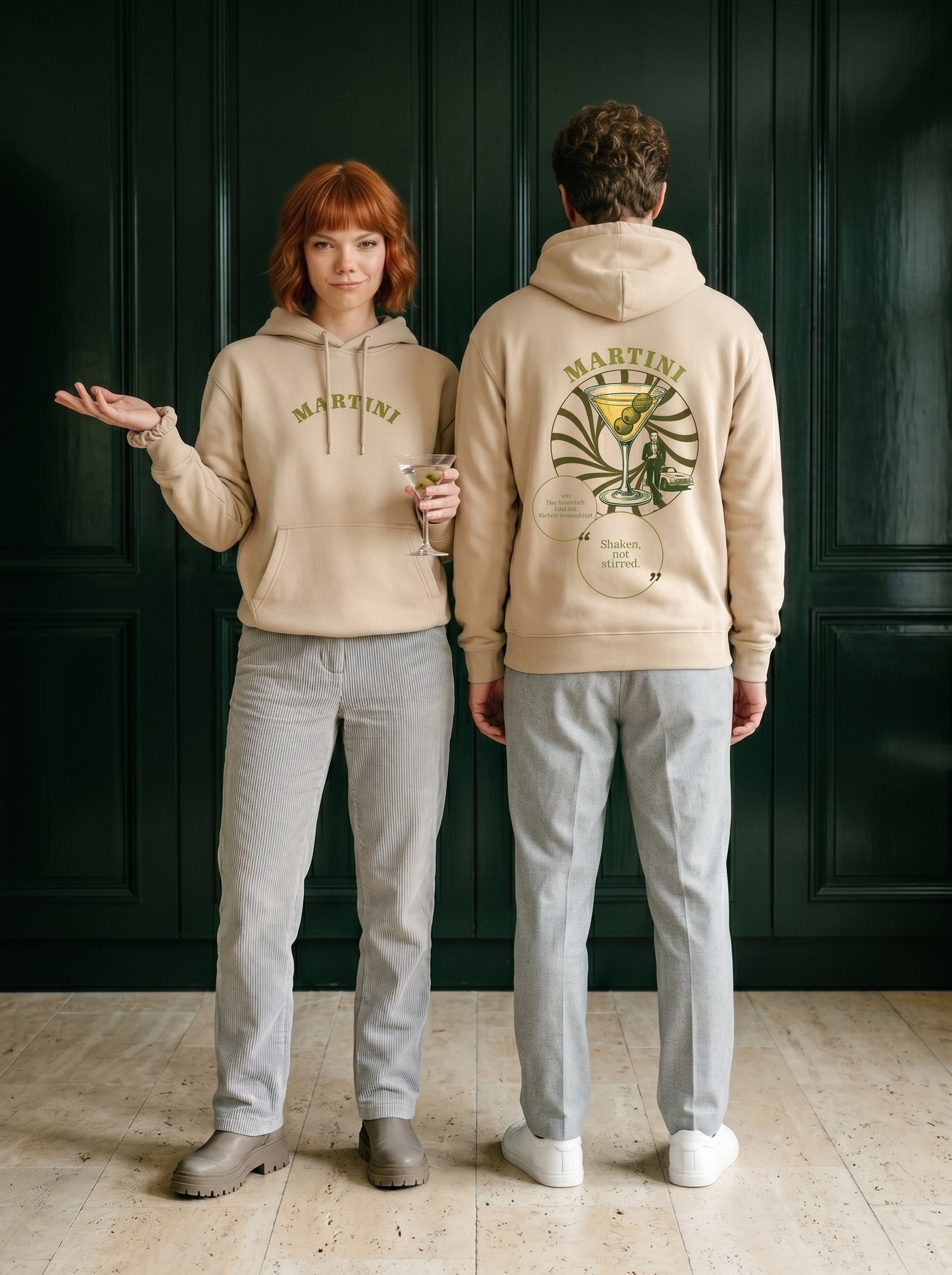 Mr.B Martini Hoodie · Bej · Lisa ve Nathan ürünü giyerken (kurgusal karakterler, görsel yapay zekâ ile üretildi)