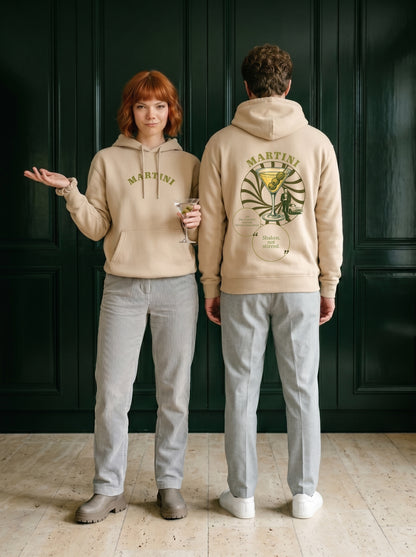Mr.B Martini Hoodie · Bej · Lisa ve Nathan ürünü giyerken (kurgusal karakterler, görsel yapay zekâ ile üretildi)