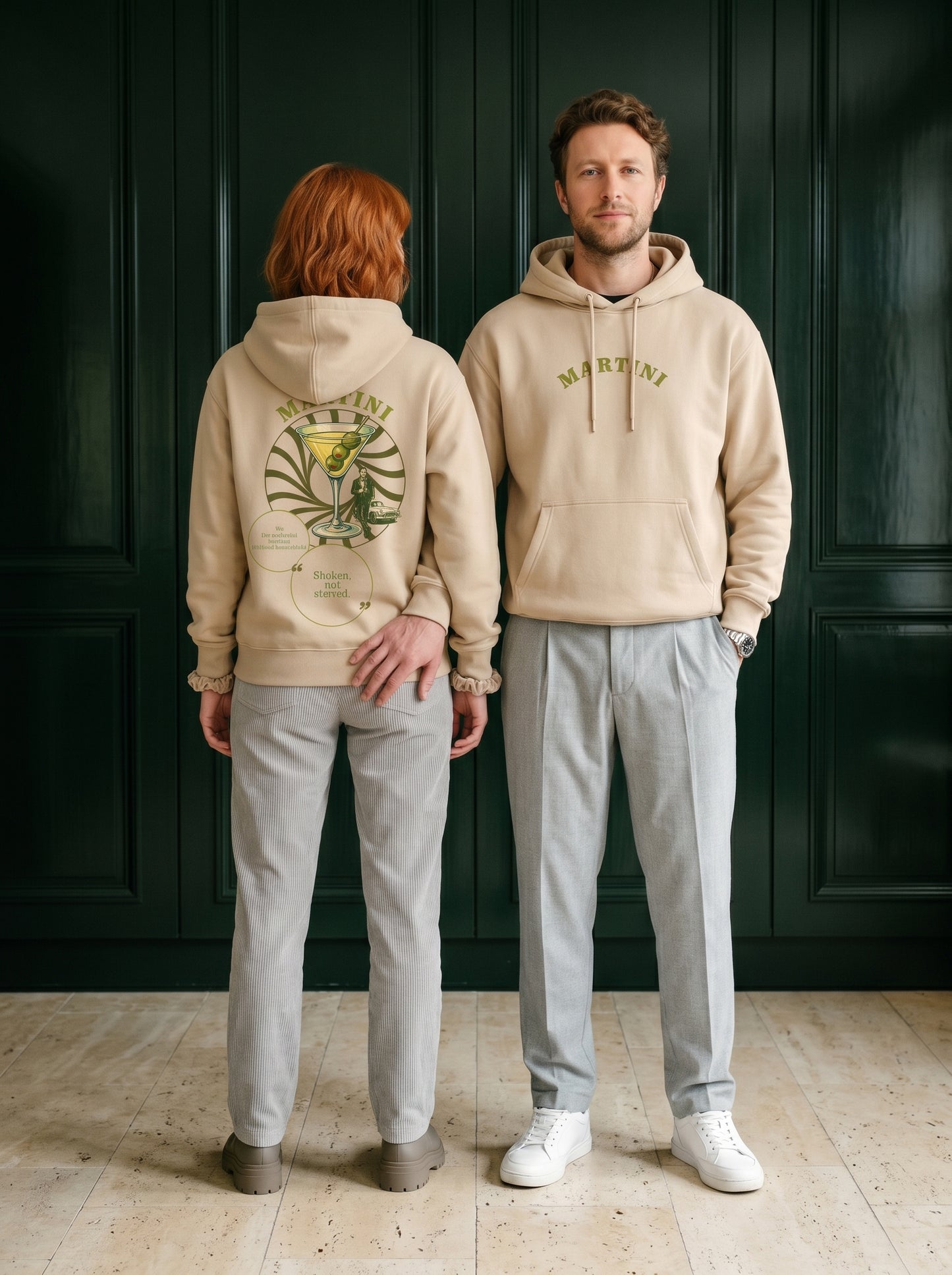Mr.B Martini Hoodie · Bej · Lisa ve Nathan ürünü giyerken (kurgusal karakterler, görsel yapay zekâ ile üretildi)