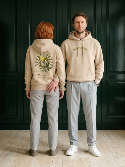 Mr.B Martini Hoodie · Bej · Lisa ve Nathan ürünü giyerken (kurgusal karakterler, görsel yapay zekâ ile üretildi)