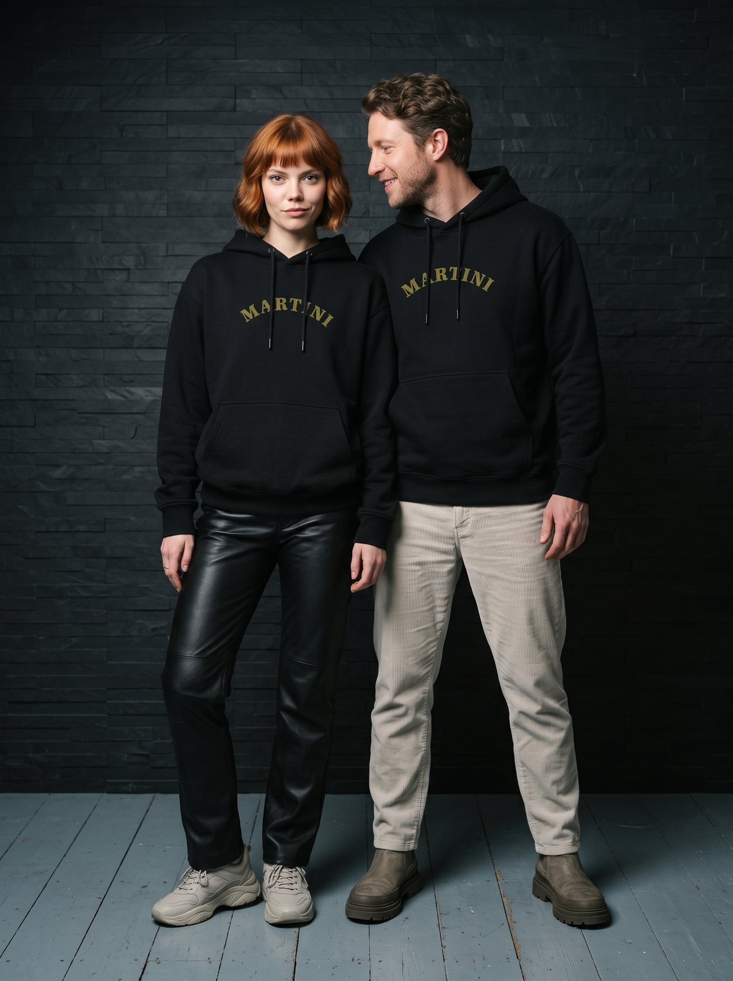 Mr.B Martini Hoodie · Siyah · Lisa ve Nathan ürünü giyerken (kurgusal karakterler, görsel yapay zekâ ile üretildi)