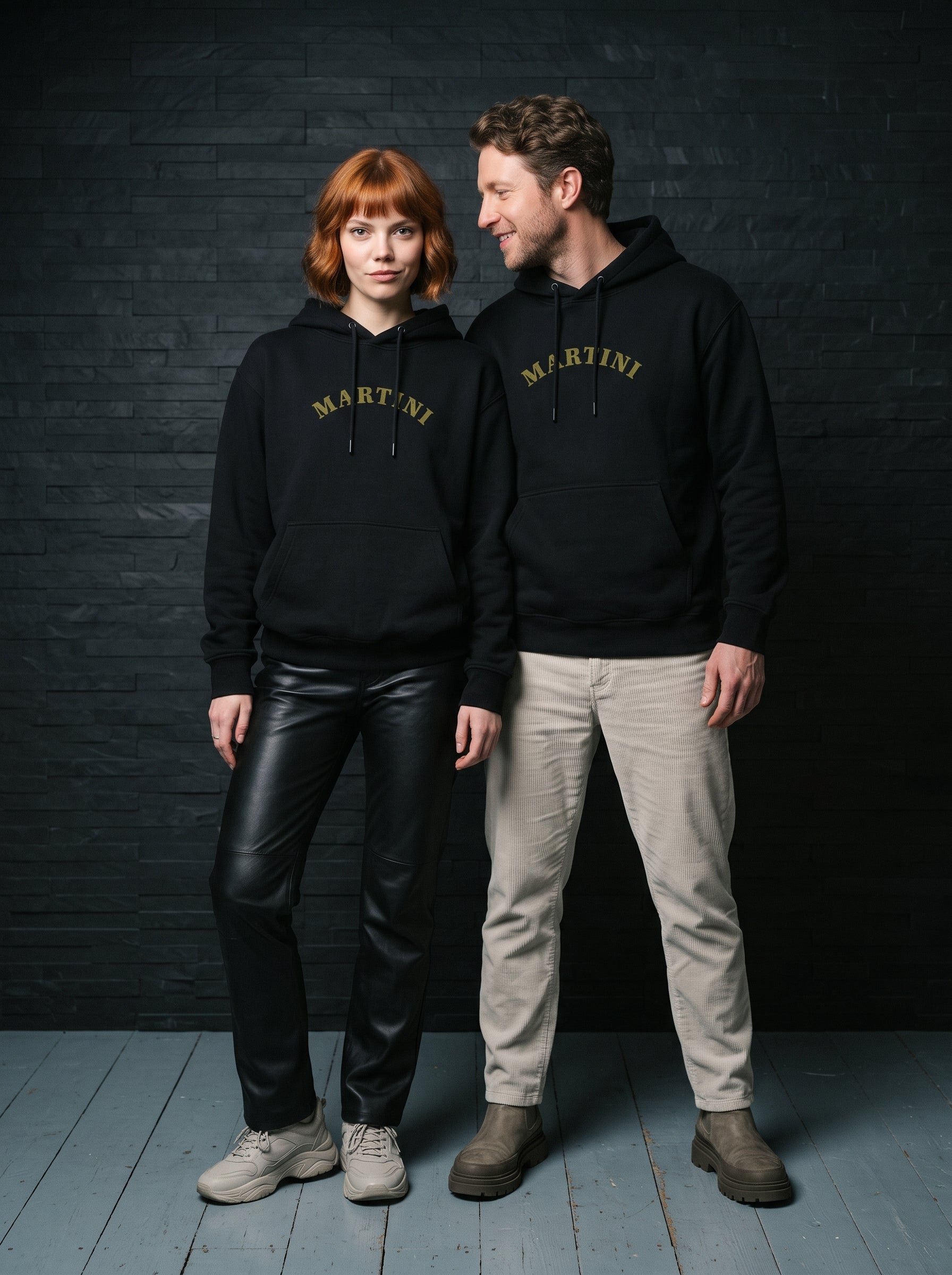 Mr.B Martini Hoodie · Siyah · Lisa ve Nathan ürünü giyerken (kurgusal karakterler, görsel yapay zekâ ile üretildi)