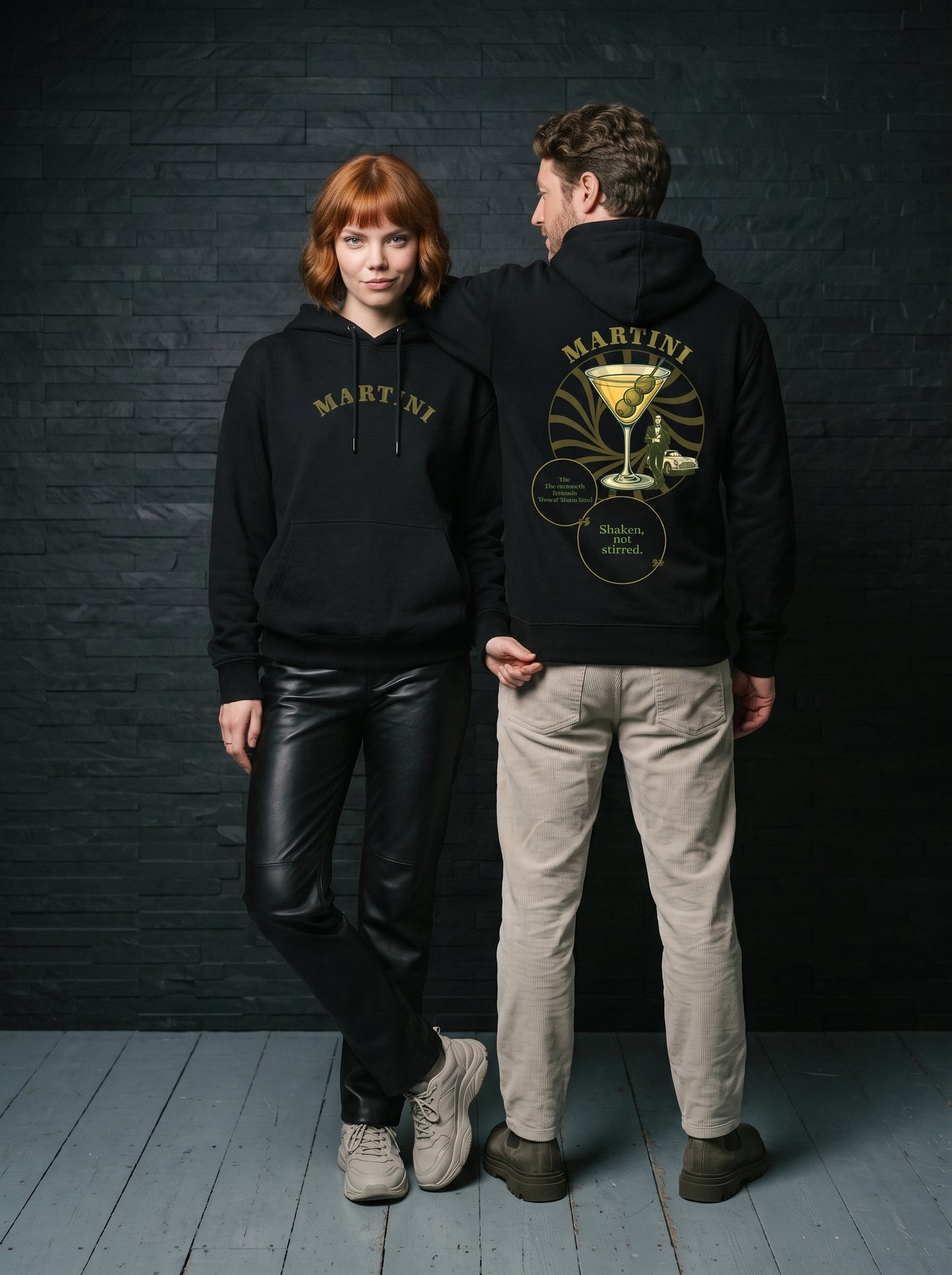 Mr.B Martini Hoodie · Siyah · Lisa ve Nathan ürünü giyerken (kurgusal karakterler, görsel yapay zekâ ile üretildi)
